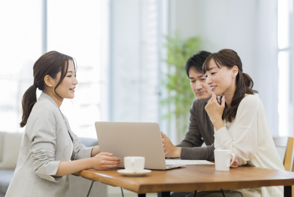 女性と男性が話している写真