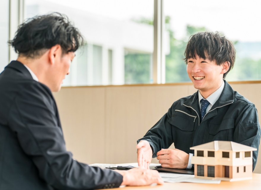 設計図を指で指している手元写真