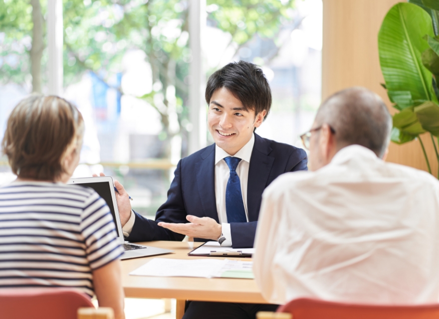 女性が話している写真