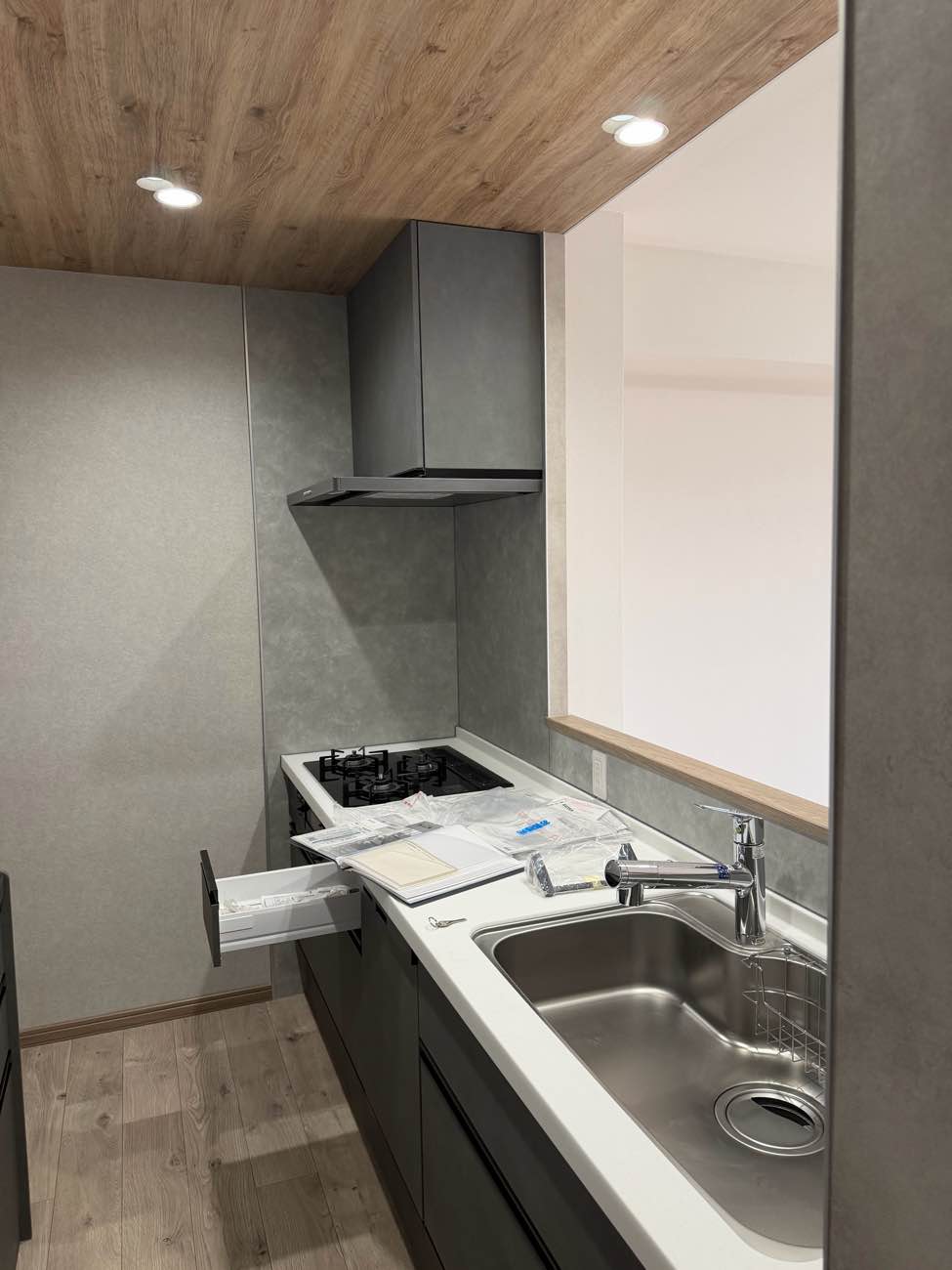 【施工事例】埼玉県三郷市 E様邸｜空間を彩るキッチンへ。クリナップ「ラクエラ」で叶えた大人のマンションリノベ