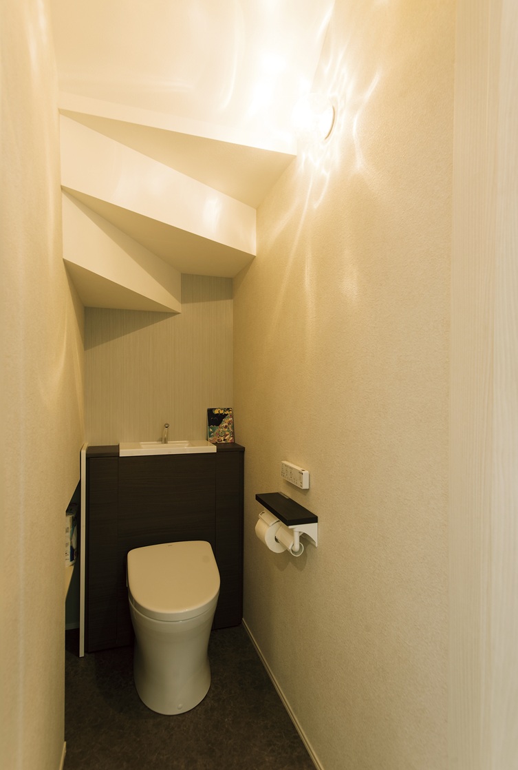 【埼玉県三郷市】N様邸 デッドスペースが「主役」に！階段下トイレの賢い設計実例