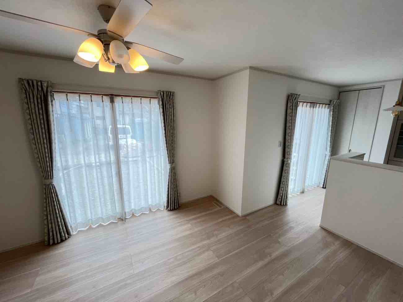 【吉川市・S様邸】新居に息吹を。カーテン取り付けで完成がいよいよ目前です！