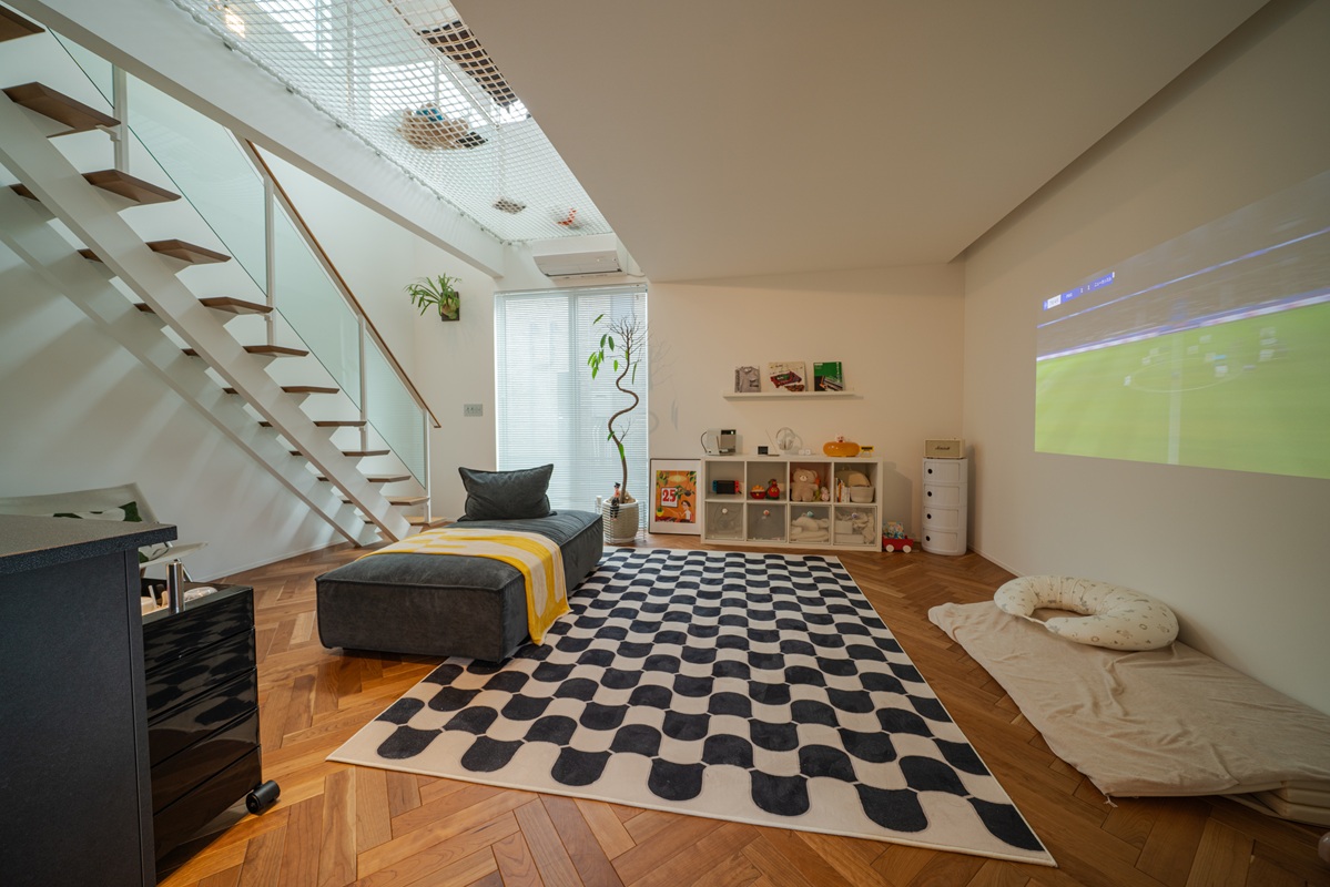 家族の笑顔が宙に舞う。三郷市K様邸、遊び心満載のリビング公開