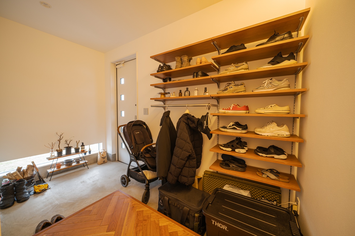 【三郷市・K様邸】理想の玄関は「土間」で決まる！乳幼児期から部活動まで、家族の成長を支える収納プラン