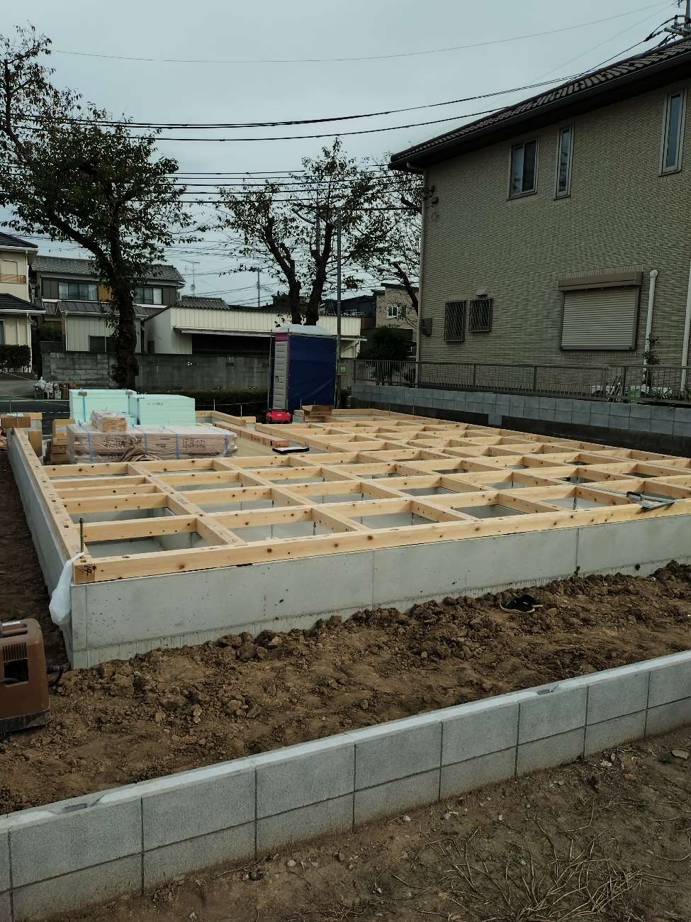 【埼玉県吉川市】N様邸 土台据え付け完了！高気密な基礎断熱と抜かりない雨天対策